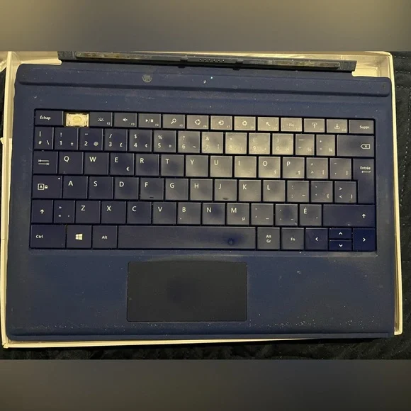 Surface Pro French Keyboard - Picture 2 of 9